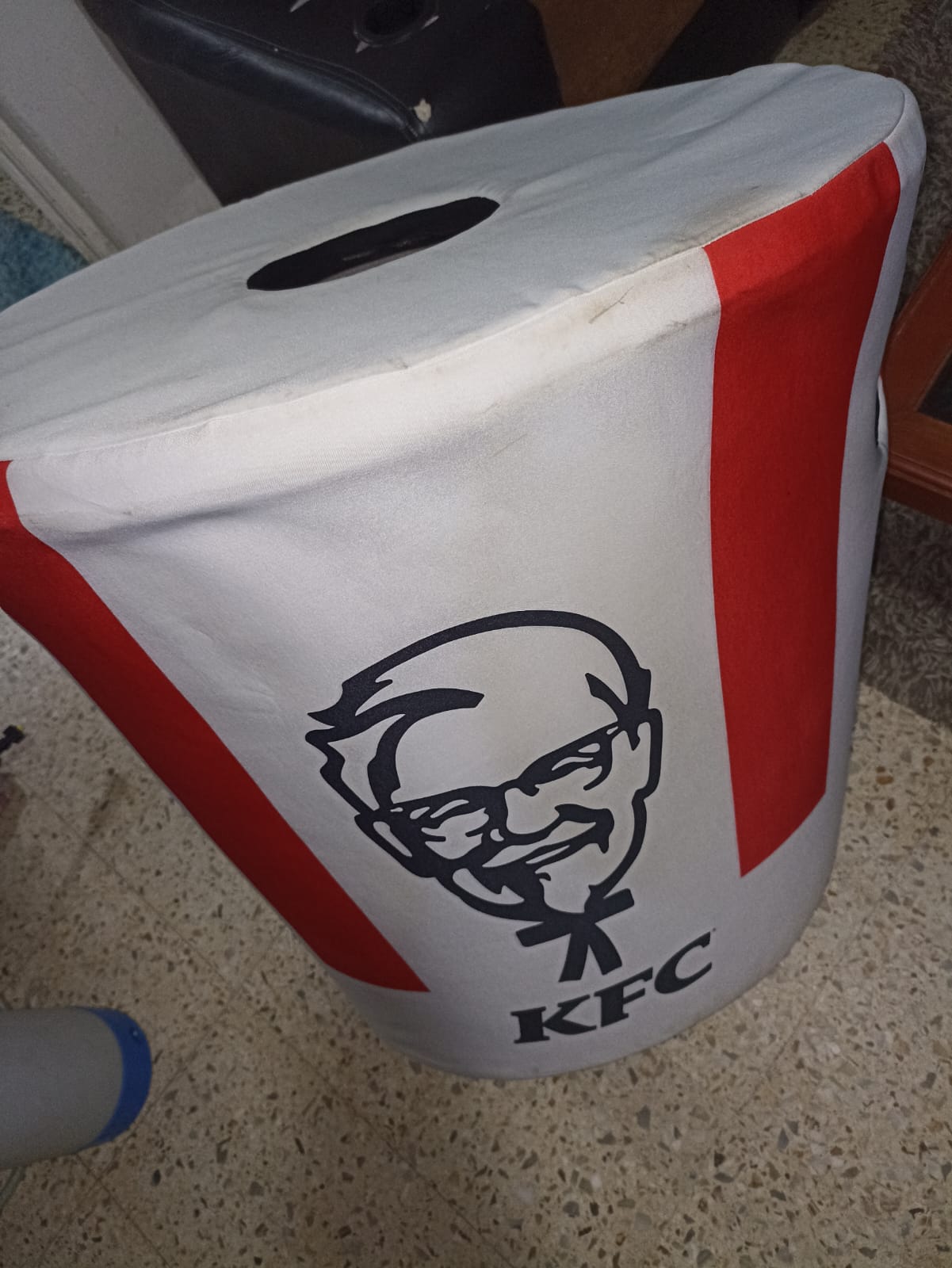 Limpieza y desinfección de botarga de KFC